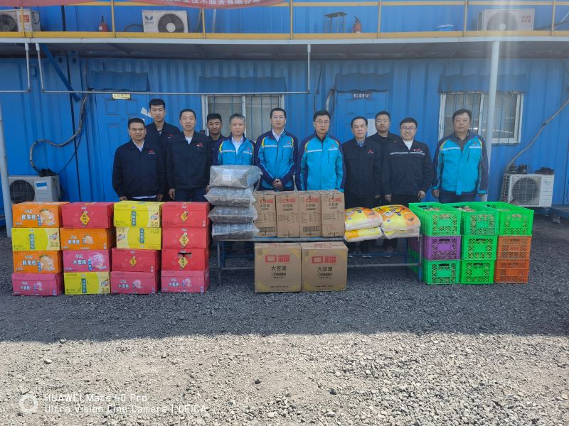 集團公司領導慰問施工現(xiàn)場員工
